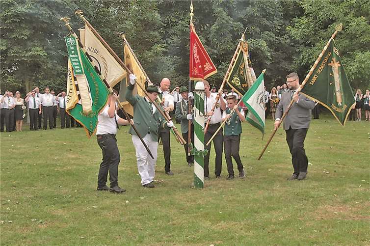 Ein Brauchtum ist sonntags nach dem Umzug der Schützen mit befreundeten Vereinen zum Schützenplatz, das Antreten zum Fahnenappell.