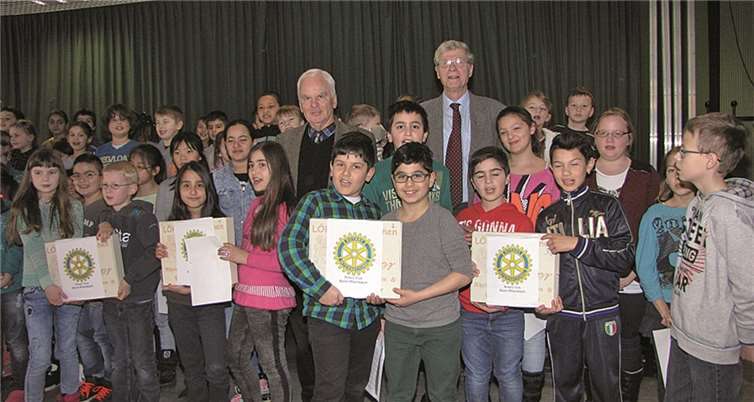 Ein Buch für jeden: Die Schülerinnen und Schüler der Gemeinschaftsgrundschule Merl in Meckenheim freuen sich über die Spende des Rotary Clubs Bonn-Rheinbach, die Thomas von Seebeck, Vorsitzender des Sozialfonds des Clubs (hinten rechts) und Hanns-Erwin Muermann überbringen. privat