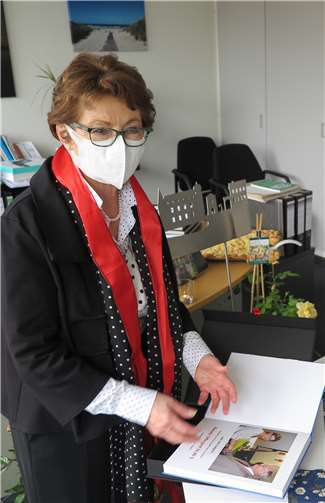 Ein Buch mit Fotos und Erinnerungen an die Zeit im Rathaus für Renate Offergeld.