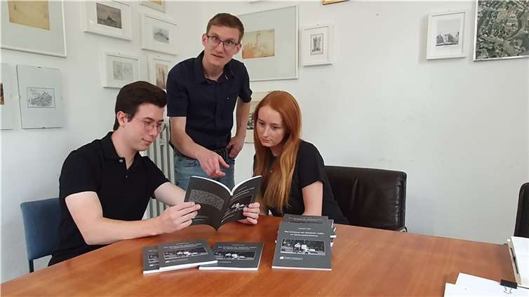 Ein Buch über das Schicksal der Mayener Juden in der NS-Zeit ist am Eifelarchiv entstanden. (v.l.) Der 20-jährige Leonard Frank aus Ettringen hat sich neben seiner Archivtätigkeit auch mit den Inhalten der Akten, speziell zur jüdischen Geschichte befasst. Leonard Frank, der Autor, Stadtarchivar Stefan Wilden und die Praktikantin Nina Schulz von der Helmut-Schmidt-Universität der Bundeswehr Hamburg begutachten stolz das Ergebnis.  Foto: GAV Mayen, Hans Schüller