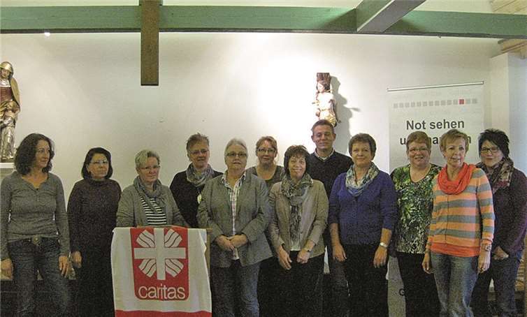 Ein Buchgeschenk als äußeres Zeichen des Dankes. Caritas-Geschäftsführerin Katy Schug bei der Ehrung der diesjährigen Dienstjubilare im Pfarrheim Zell-Merl. Caritas