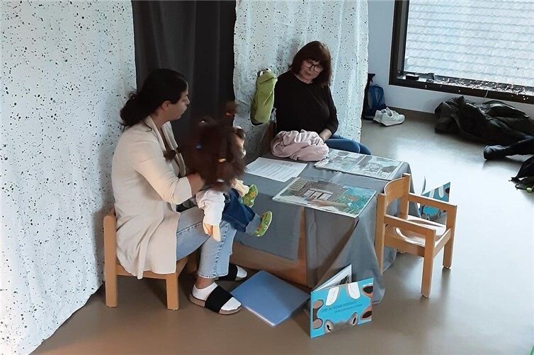 Lesenachmittag im Haus für Kinder Ein „Bücherwurm“ und „Yuri“, der Hauptperson aus der Bilderbuchgeschichte, begrüßten die Zuschauer mit einem kleinen Theaterstück. Foto: städt. Kindertagesstätte Vallendar