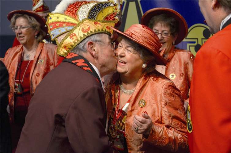 Ein Bützchen als Gratulation für die neue Kreiswackesträgerin Marga Distelkamp. HEP