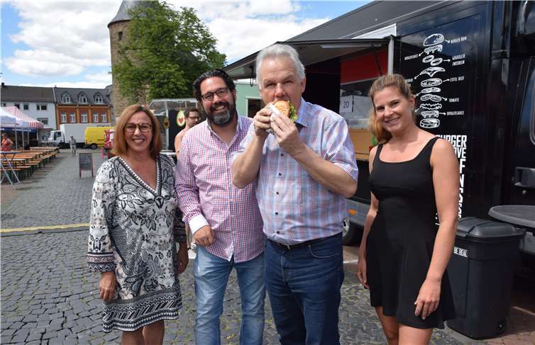 Ein Burger für den „Burgermeister“. v.l. Silke Josten (CDU),Olli Wolf, Uschi Wackers.