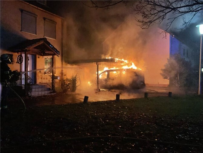 Ein Camper-Van geriet in Brand. Foto: Feuerwehr und Rettungsdienst Bonn