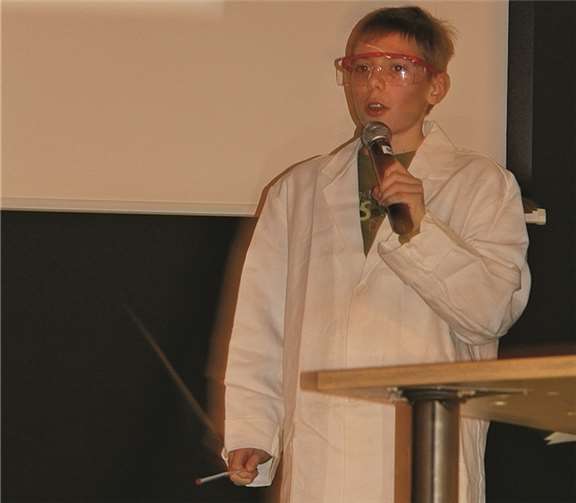 Ein Chemiker in Aktion. Chemieprojekt von Dr. Daisy Breitbach.