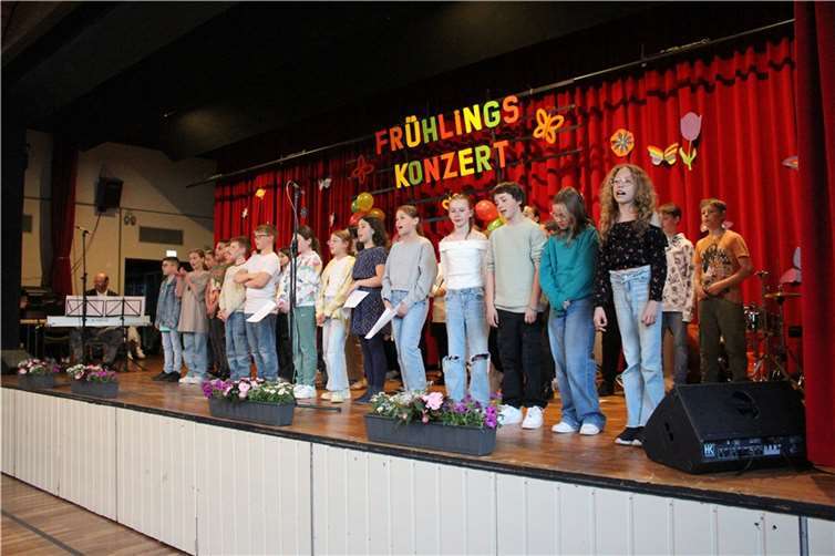 Ein Chor aus den fünften Klassen sang „Lieder“ von Adel Tawil. Quelle: Realschule plus und FOS Untermosel