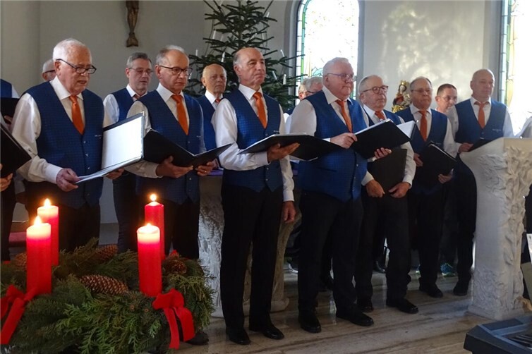 Ein Chor begeistert die Senioren. Fotos: Anna Esper-Fleischmann