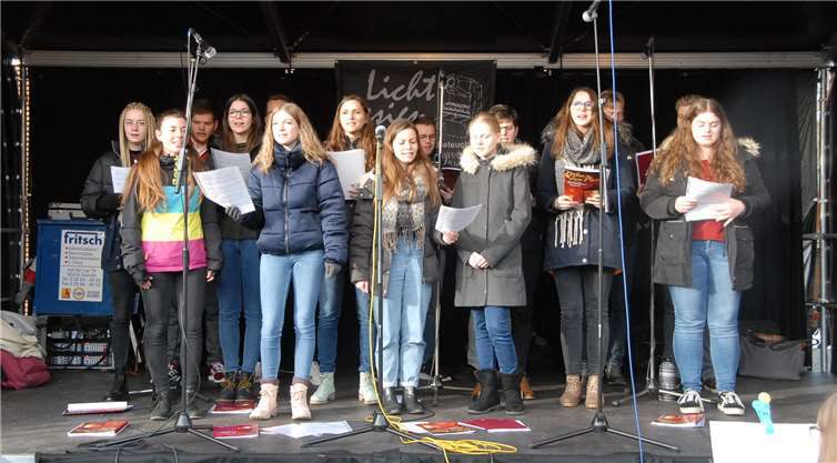 Ein Chor der evangelischen freikirchlichen Gemeinde Raubachsang schwungvolle Lieder passend zur Weihnachtszeit. Fotos: KER