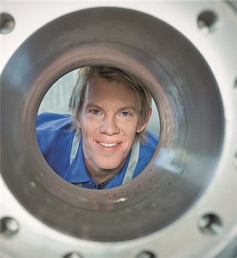 Ein Comedian mit Durchblick: Simon Gosejohann ist „die linke Hand des Handwerks“. In zehn Berufsfilmen macht er in seiner gewohnt humorvollen Art Lust auf eine handwerkliche Ausbildung. Zu sehen sind die kurzen Clips auf handwerk.de und auf YouTube.