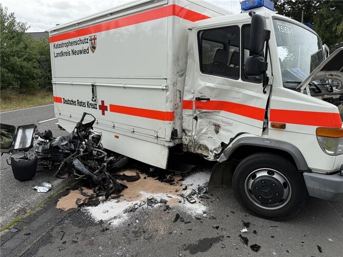 Ein DRK-Fahrzeug kollidierte mit einem Motorrad. Foto: Winkler TV