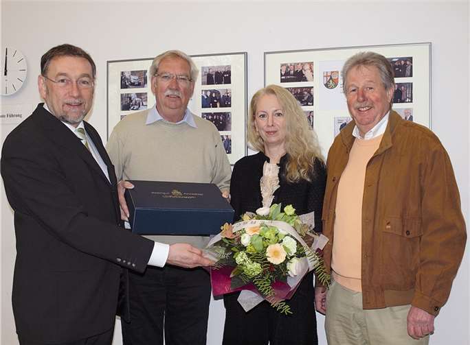 Ein Danke für fünf Jahre „Bunkermuseum“ überreichte Andreas Wittpohl (links) der Leiterin der Dokumentationsstätte Regierungsbunker, Heike Hollunder, sowie dem Vorsitzenden des Heimatverein Alt Ahrweiler, Dr. Wilbert Herschbach (2.v.li.) , mit seinem Vorstandskollegen Bernd Schrading. privat