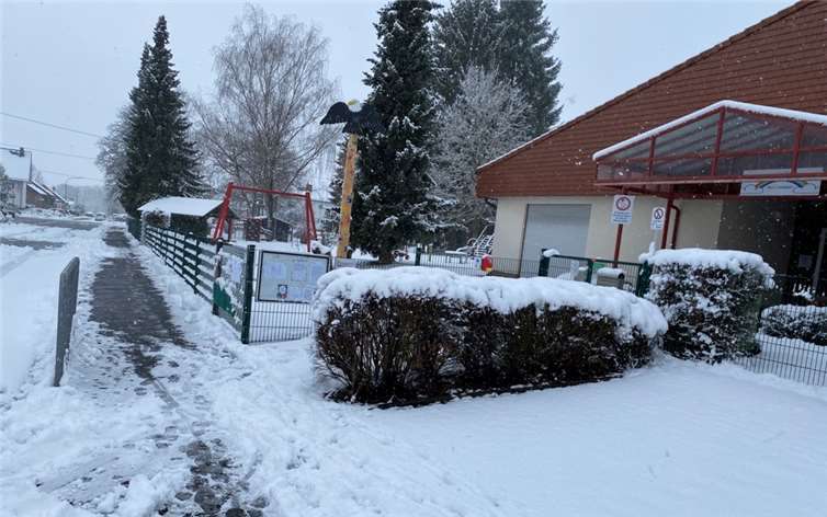 Ein Dankeschön an alle Nachbarn, die immer wie selbstverständlich den Bürgersteig entlang des ganzen Kindergartengeländes vom Schnee frei räumen.Foto: privat