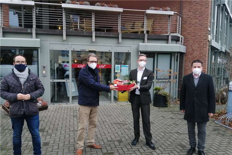 Ein Dankeschön fürs Team: Die CDU Meckenheim überreichte Präsentkörbe, hier vorm Seniorenhaus St. Josef. Von links: Joachim Kühlwetter, Rainer Friedrich, Seniorenhausleiter Clemens Pollmann und Bürgermeister Holger Jung.Fotos: privat