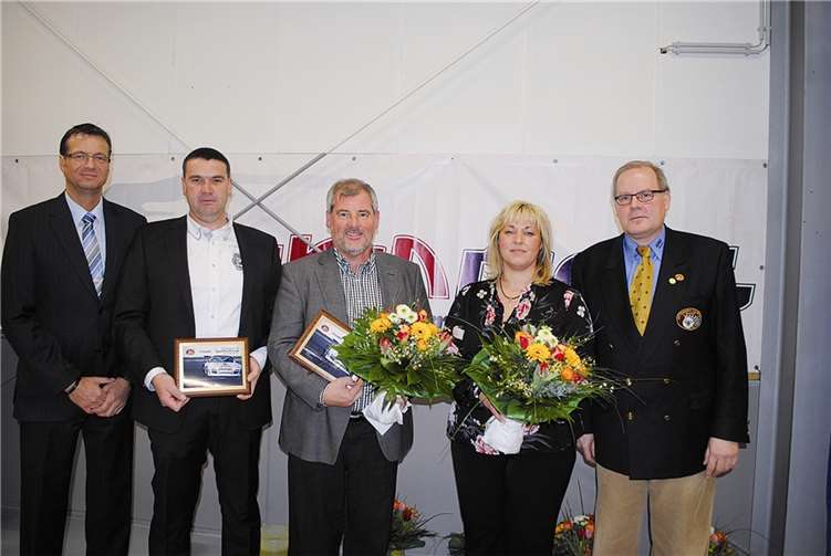 Ein Dankeschön ging an die Hausherren vonVulkan Racing Mintgen Motorsport, Susanne und Michael Mintgen (2.v.l.) sowie Manfred Sattler (mitte). Ute Weiner