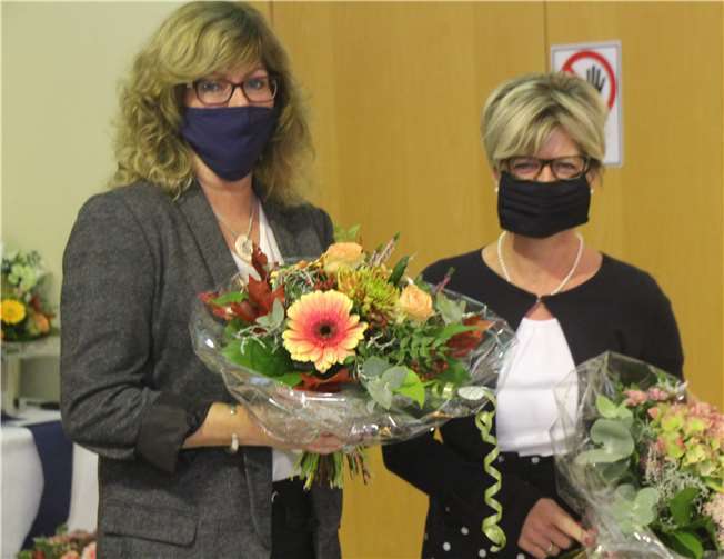 Ein Dankeschön in Form eines Blumenstraußes übergab Hans-Josef Marx den Damen Margit Schüller und Marion Götte (v.l.) - auch für die Organisation der Veranstaltung unter so schwierigen Bedingungen.