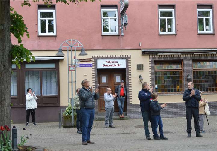 Ein Dankeschön von den weit auseinander stehenden zufälligen Zuhörern.