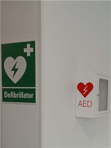 Öffentlich zugängliches Gerät nicht nur für die Einrichtungen nutzbar Ein Defibrillator. Quelle: VG Weißenthurm