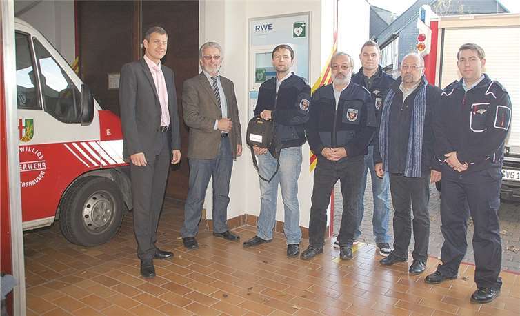 Ein Defibrillator im Feuerwehrgerätehaus sorgt für mehr Sicherheit in Nörtershausen: Michael Dötsch, RWE Deutschland (l.), übergab das Gerät im Beisein von Verbandsbürgermeister Bruno Seibeld (2.v.l.) an die Freiwillige Feuerwehr Nörtershausen. Mit dabei auch Ortsbürgermeister Charly Emser (2.v.r.).Privat