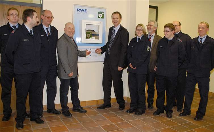 Ein Defibrillator sorgt für mehr Sicherheit in der Schlossberghalle in Kobern-Gondorf. Thomas Hill (5.v.l.), Leiter des RWE-Regionalzentrums Rauschermühle, übergab das Gerät im Beisein von Verbandsbürgermeister Bruno Seibeld an den Ersten Beigeordneten Jürgen Georg (4.v.l.) und Mitglieder der Freiwilligen Feuerwehr Kobern-Gondorf.privat