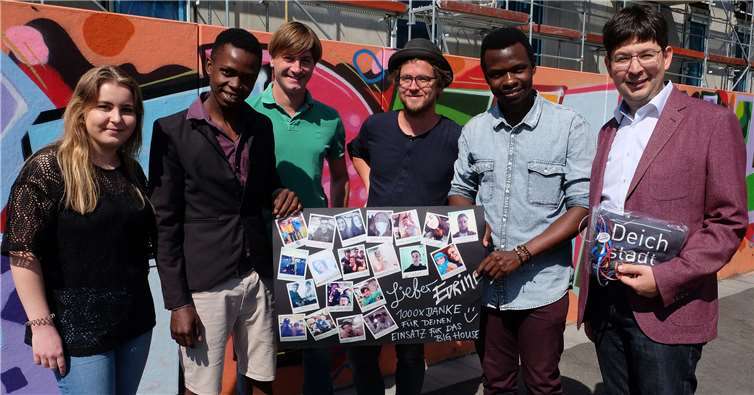 Ein Deichstadtheld-T-Shirt und ein Poster gab es zum Abschied für Edrine Nsenge (2. von links). Mit ihm freuten sich (von links): Emma Omerzu (Big House), Stephan Amstad (KiJuB), Jonas Kern (Big House), Edrines Nachfolger Edward Sentumbwe und Bürgermeister Michael Mang.Stadtverwaltung