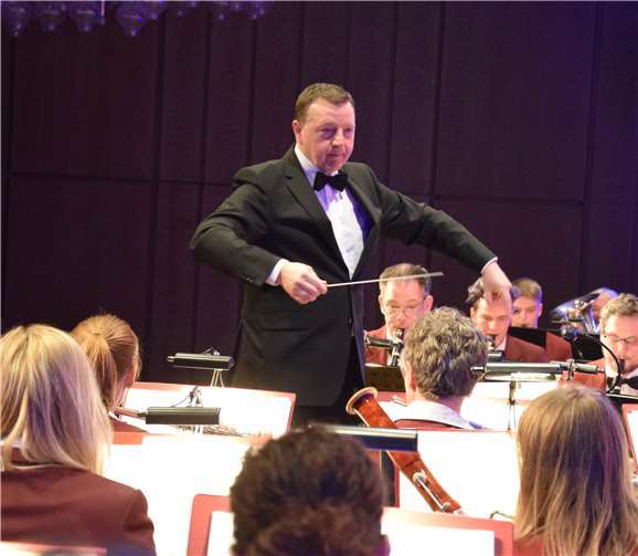 Ein Dirigent aus und mit Leidenschaft: Bertram Kleis leitet den Klangkörper seit einem Vierteljahrhundert.