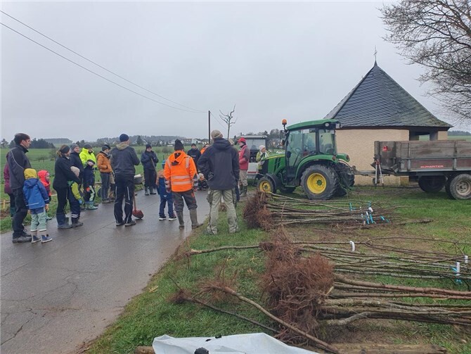 Ein Dorf wächst zusammen: Kinder gestalten die 'Straße der Zukunft'.