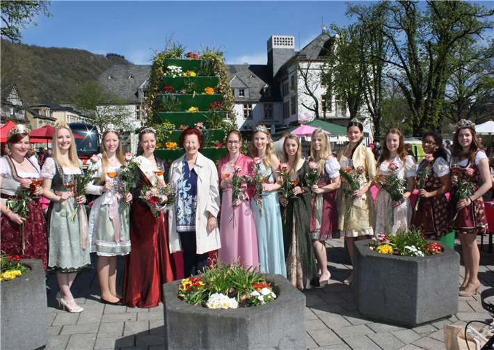 Ein Dutzend Weinmajestäten aus dem Ferienland Cochem machten zurEröffnung des diesjährigen Blütenmarktes ebenfalls ihre geschätzte Aufwartung. Fotos: TE