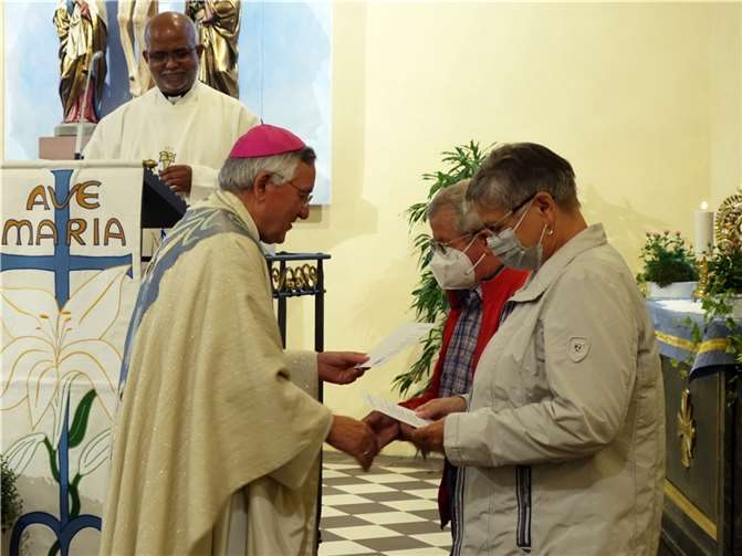 Ein Ehepaar aus Effelsberg pilgert seit 30 Jahren nach Barweiler und erhielt dafür eine Urkunde von Weihbischof Franz Josef Gebert. Foto: Pfarr- und Wallfahrtskirche St. Gertrud in Barweiler