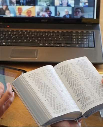 Ein Ehepaar nimmt an einer Zusammenkunft über Videokonferenz teil. Foto: Jehovas Zeugen