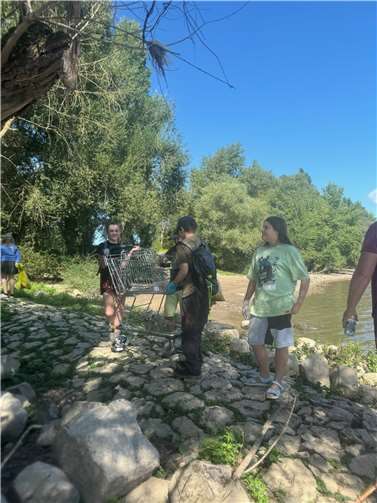 Ein Einkaufswagen wurde bei einer Sammelaktion aus dem Rhein geborgen.