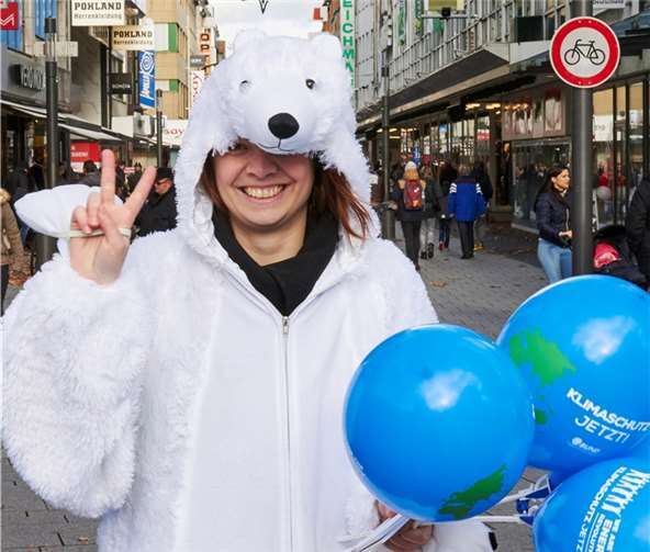 Ein Eisbär ohne Eis in der Fußgängerzone.Heinz-Friedrich Steinecke