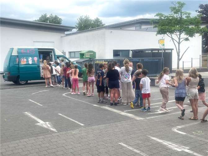 Ein Eiswagen besuchte die Schule, und jedes Kind erhielt die Möglichkeit, ein kostenloses Eis zu wählen.  Foto: privat