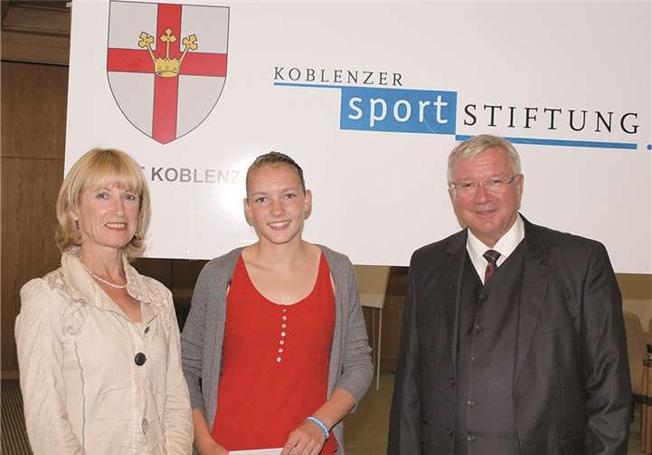 Ein Empfang zu Ehren der Weltmeisterin im Siebenkampf der U-18 im Rathaus. Die Stadtspitze zeigte sich beeindruckt. Bürgermeisterin Marie-Theres Hammes-Rosenstein, Celina Leffler und Oberbürgermeister Joachim Hofmann-Göttig. (v.l.).  US