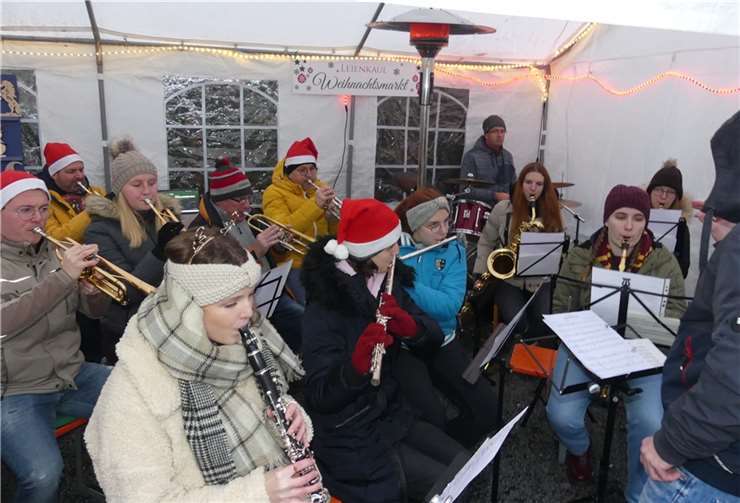Ein Ensemble des Musikvereins erfreute beim Marktgeschehen mit bekannten Weihnachtsmelodien.