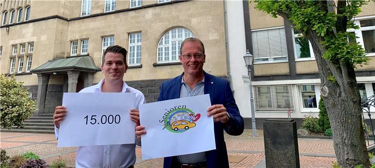 Ein Erfolgsmodell: Verbandsgemeindebürgermeister Jörg Lempertz (rechts) und der Seniorenbeauftragte Stefan Hilger freuen sich über den großen Zuspruch für das Seniorentaxi. Foto: VG Mendig