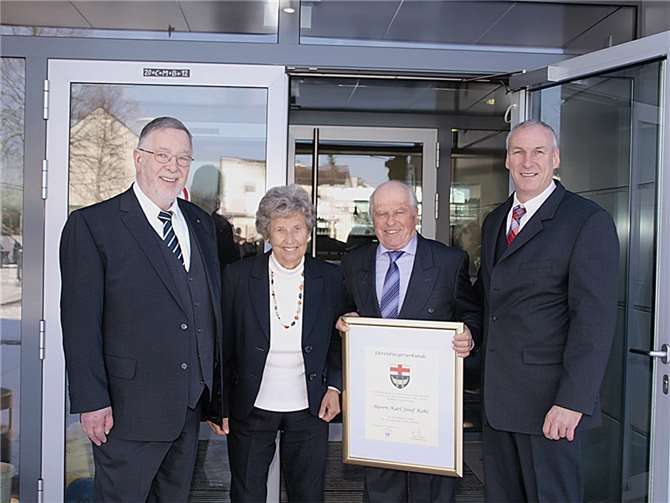 Ein Erinnerungsfoto, bevor es zum gemütlichen Beisammensein ging. Ortsbürgermeister Kurt Nebgen, Gisela Kohl - Gattin von Ehrenbürger Karl Josef Kohl und Verbandsbürgermeister Fred Pretz. (v.l.)