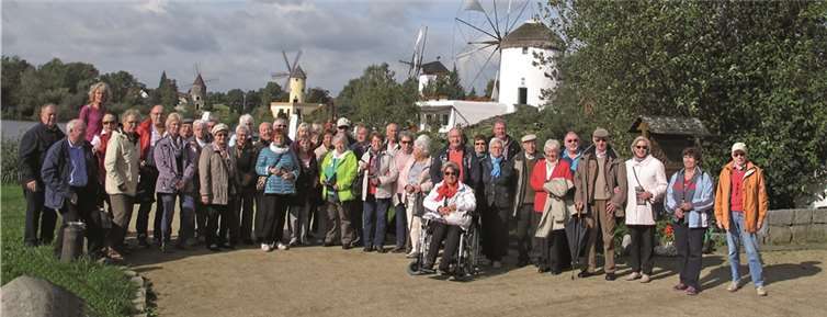 Ein Erinnerungsfoto der Reisenden der Bürgergesellschaft Hemmessen bei einem Zwischenstopp im „Mühlenmuseum“ in Gifhorn. privat