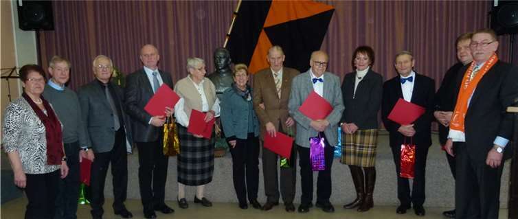 Ein Erinnerungsfoto durfte natürlich nicht fehlen (von links): Ilse Schmidt, Bernd Lamberz, Joachim Klose, Dr. Hans-Peter Schöpper, Anna Grieger, Anneliese Klose, Karl Manthey, Ferdi Busenkell, Hildegard Nonn, Fritz Spitzley, Präses Stefan Dumont und Georg Manthey.privat