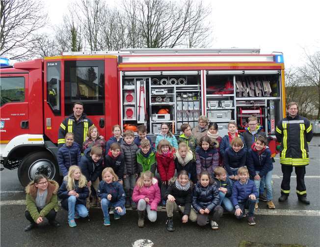 Ein Erinnerungsfoto mit Danny Mathey, André Hahnenberg und Lehrerin Erni Kratzenberg durfte natürlich nicht fehlen.. Foto: R. Clasen