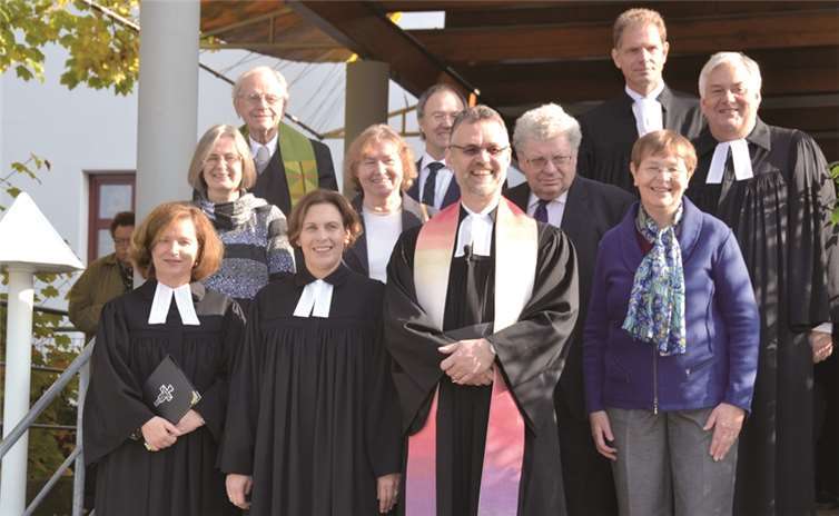 Ein Erinnerungsfoto mit Pfarrer Bernd Kehren, Mitte, an den Einführungsgottesdienst.Weigert