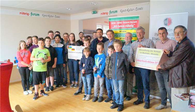 Ein Erinnerungsfoto mit Symbol-Charakter:Künftig will man die Ruanda-Hilfe im Landkreis noch besser koordinieren. Fotos: MT