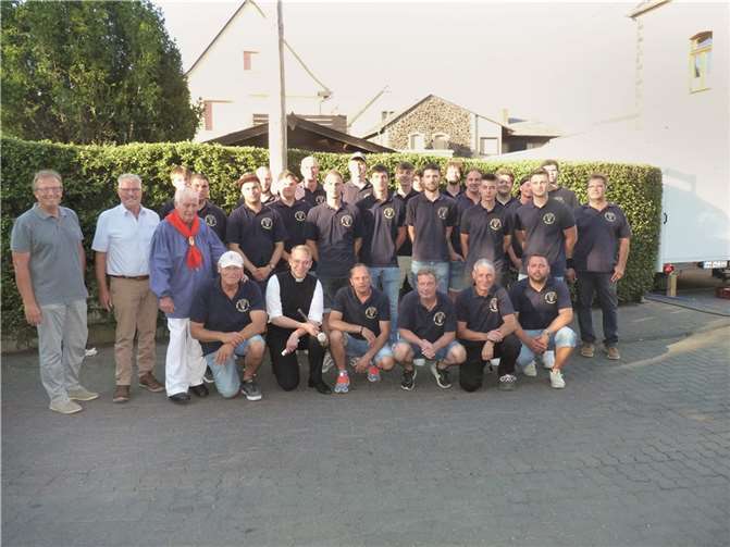 Ein Erinnerungsfoto mit den an der Laurentiuskirmes 2022 maßgeblich beteiligten Personen darf selbstverständlich nicht fehlen.