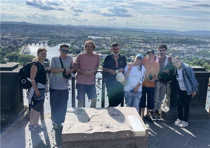 Ein Erinnerungsfoto vor dem traumhaften Rhein-Mosel-Panorama durfte natürlich nicht fehlen. Foto: Caritasverband Koblenz e.V.