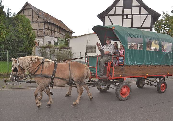 Ein Erlebnis für die Kinder war die Fahrt mit dem Pferdewagen durch ihren Ort.