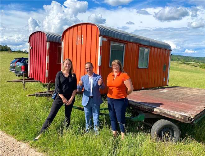 Ein Ersatzbauwagen, gespendet von Thorsten Gütelhöfer (mitte). Vorstandsmitglieder Regina Gotzein (rechts) und Aleksandra Schiller (links).