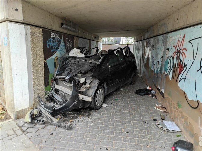 Ein Fahrzeug fuhr aus bislang ungeklärter Ursache von der Bismarckstraße kommend über die Breitestraße/Beckstraße in die gegenüberliegende Fußgängerunterführung.