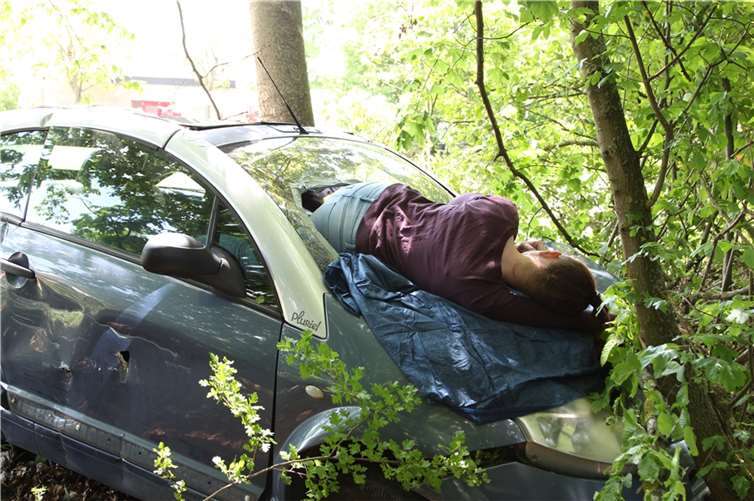 Ein Fahrzeug war von der Straße abgekommen und gegen einen Baum geprallt.
