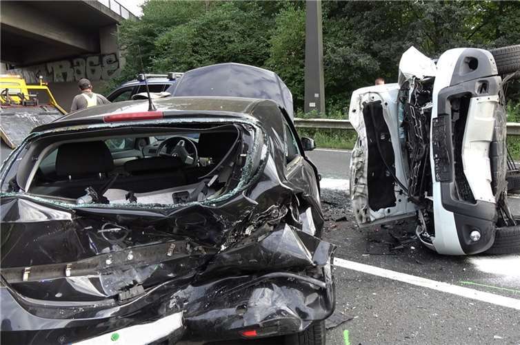 Ein Fahrzeug wurde durch den Aufprall auf die Seite gedreht. WinklerTV