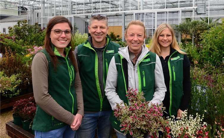 Ein Familienbetrieb in der dritten Generation und einem sehr regionalen Bezug freute sich über einen guten Zuspruch beim „Tag der offenen Gärtnerei“. V.li. Jana (Juniorchefin), Friedhelm (Seniorchef), Heike (Seniorchefin) und Alina Fink.Fotos: Udo Stanzlawski